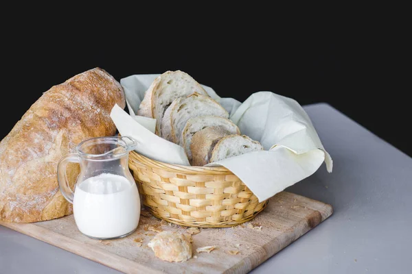 Frisches Hausgemachtes Gebäck Auf Einem Stück Holz — Stockfoto