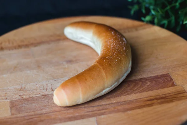 Frische Hausgemachte Rolle Auf Einem Holzteller — Stockfoto