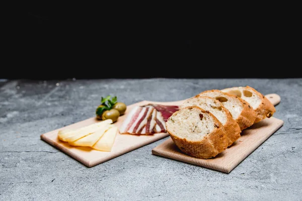 Sýr Ořechy Drobný Chléb Pozdní Snídani Dřevěném Talíři — Stock fotografie