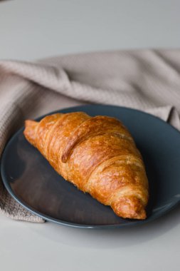 Masadaki taze kruvasanı kapat.