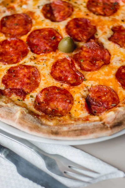 Primer Plano Una Pizza Con Tenedor Cuchillo — Foto de Stock