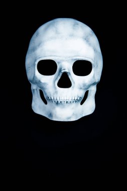 Siyah arka planda beyaz kafatası maskesi