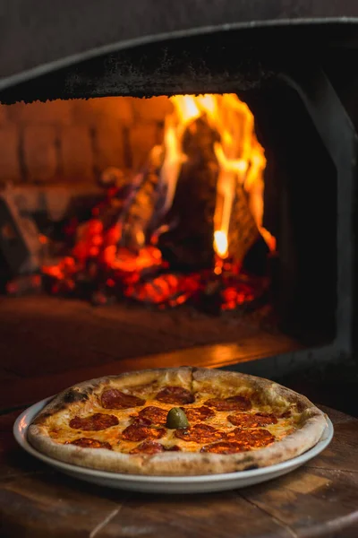Lezzetli taze pizzanın fotoğrafı şömineden yeni çıktı.