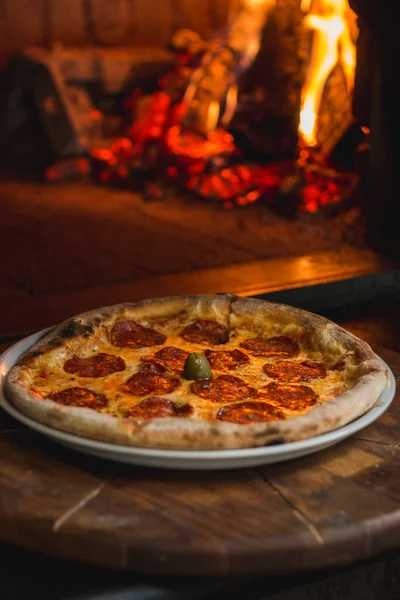 Lezzetli Taze Pizzanın Fotoğrafı Şömineden Yeni Çıktı — Stok fotoğraf