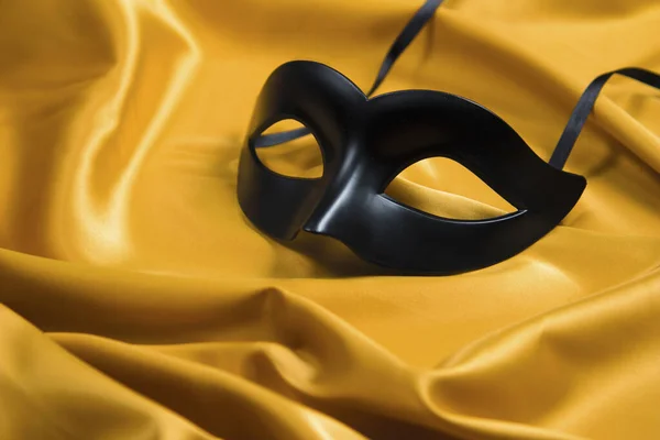 Máscara Preta Sexy Fundo Seda Amarela — Fotografia de Stock