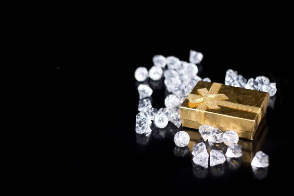 Zlatá Šperkovnice Lesklými Perlami Černém Lesklém Pozadí — Stock fotografie
