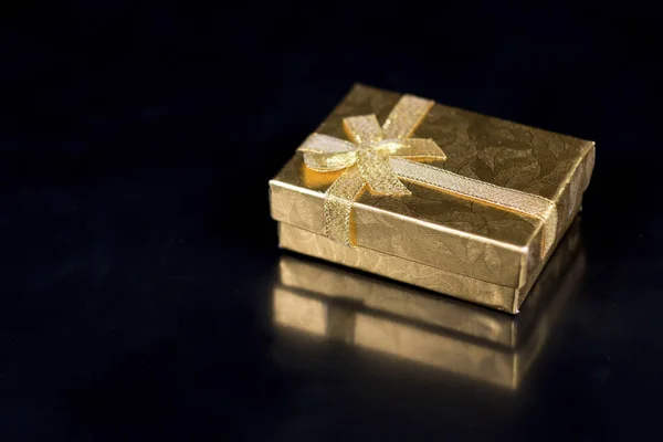Golden Jewellery Box Shiny Pearls Black Glossy Background — Stock Photo, Image