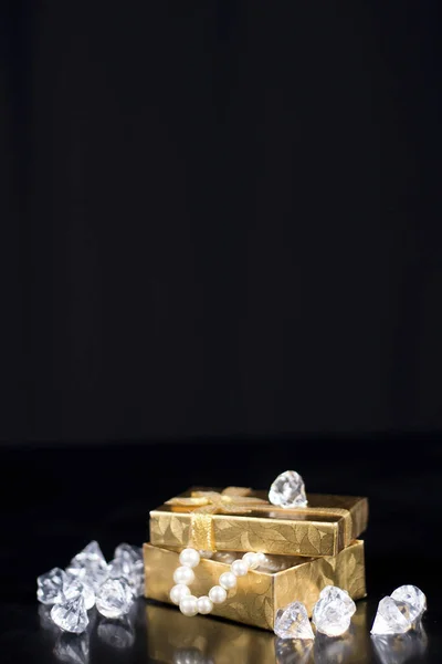 Boîte Bijoux Dorée Avec Perles Brillantes Sur Fond Noir Brillant — Photo