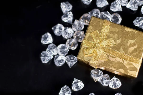 Zlatá Šperkovnice Lesklými Perlami Černém Lesklém Pozadí — Stock fotografie
