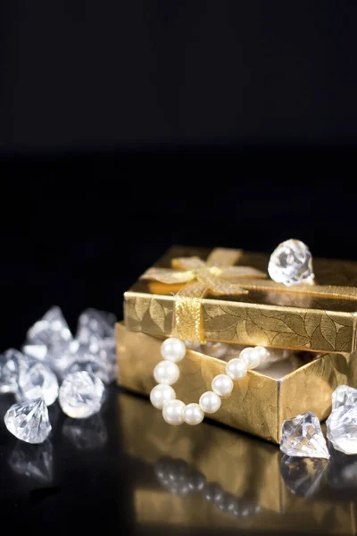 Golden Jewellery Box Shiny Pearls Black Glossy Background — Stock Photo, Image