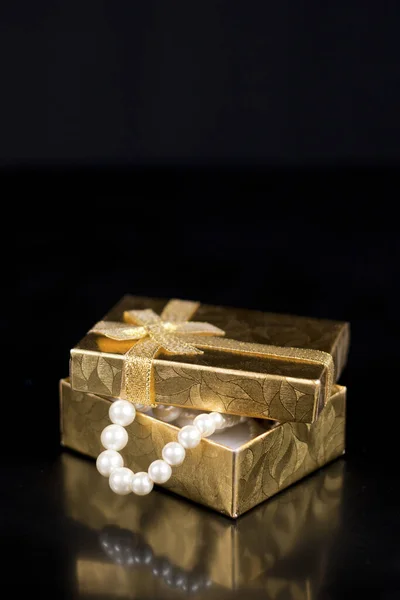 Goldene Schmuckschatulle Mit Glänzenden Perlen Auf Schwarzem Hochglanz — Stockfoto