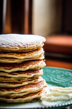  Pastel yeşil kırsal tabakta şekerli Amerikan gözlemeleri.