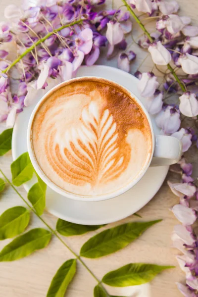 Dekorowane Cappuccino Kawy Otoczony Pięknymi Wiosennymi Kwiatami — Zdjęcie stockowe