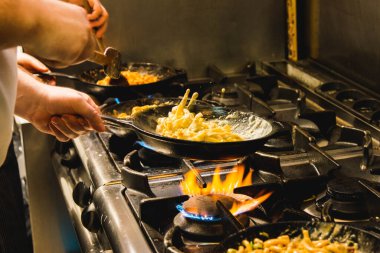 Büyük bir fırında ev yapımı makarna yapma anı.