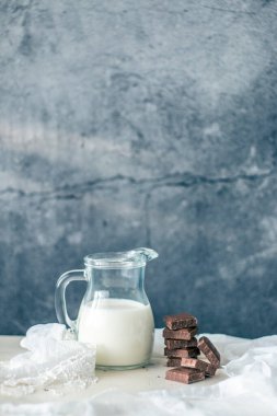 Kırsal masa ve arka planda süt ve çikolata şişesi fotoğrafı