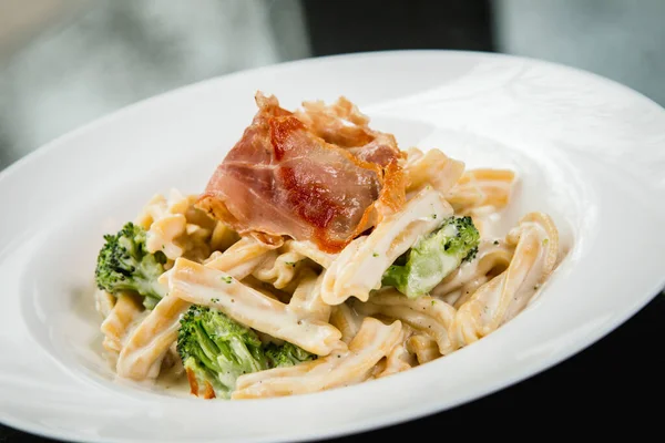 Närbild Alfredo Hemlagad Pasta Med Krispig Bacon Och Broccoli — Stockfoto