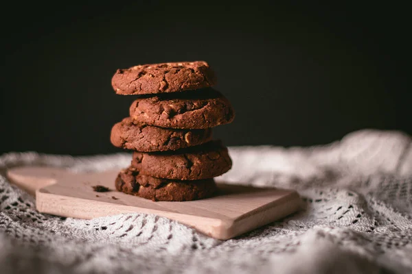 Galletas Chocolate Caseras Una Mesa Encaje Madera — Foto de Stock