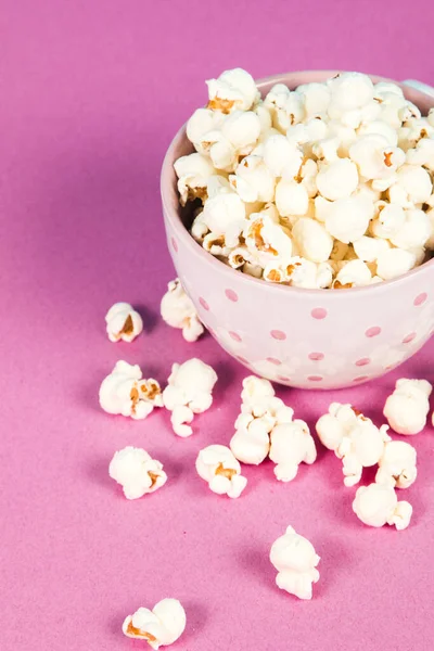 Frisches Popcorn Einer Weiß Rosa Schüssel Auf Rosa Und Blauem — Stockfoto