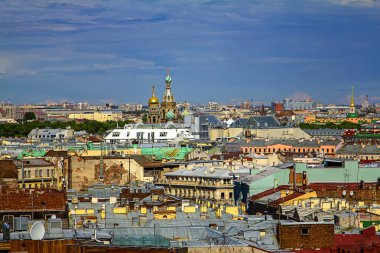 Yüksek bir çatı görünümünden St. Petersburg yaz
