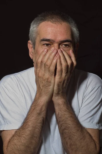 Hans Händer Täcker Hans Rädsla Att Ingen Kan Det — Stockfoto