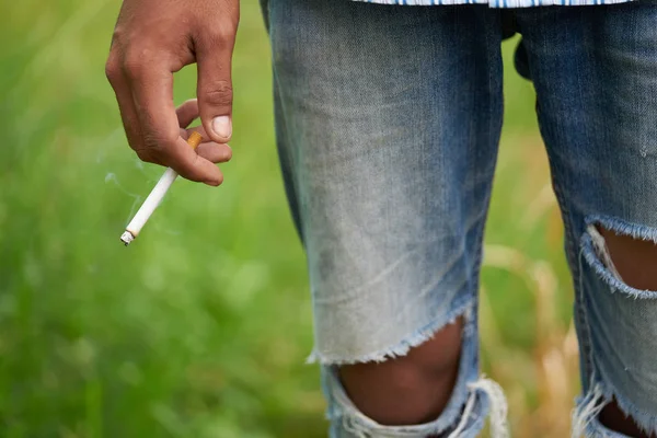 Bir işçinin bir molası verdikten ve bir sigara yakın çekim shot