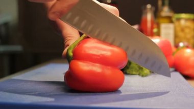 Yemek masada bıçakla kesilmiş tatlı baharatlı biber eller