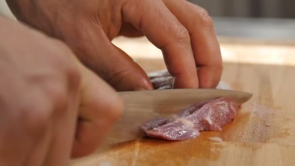 Closeup Cook Mãos Corte Carne com Faca na Mesa da Cozinha — Vídeo de Stock