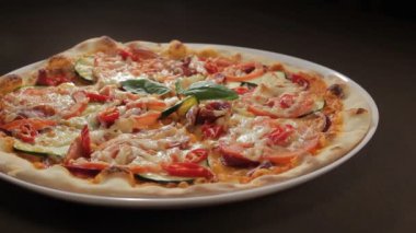 Siyah tablo karşı beyaz tabakta closeup İtalyan Pizza