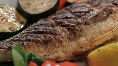 Izgara balık sebze yemek tur ile dekore edilmiş