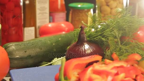 Closeup frescos coloridos cortar legumes na mesa da cozinha — Vídeo de Stock