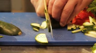 Makro Cook eller tablo üzerinde ince dilimler için kabak kesti