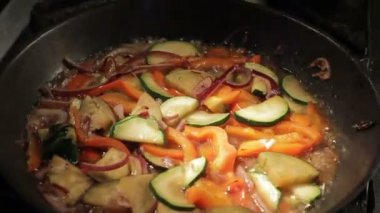 Makro Pan sıcak yağda sebzeler kaynatın kesmek