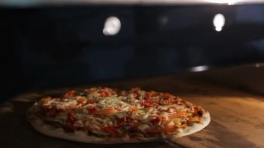 Closeup kişi açar kapıyı İtalyan Pizza fırın dışarı alır
