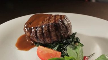 Sebze mermi ile dekore edilmiş plaka üzerinde ızgara et