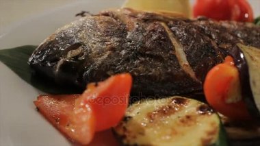 Makro Balık plaka üzerinde sebze mermi ile dekore edilmiş