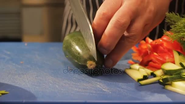 Cook händer skär Zucchini att halvorna sedan skivor på bord — Stockvideo