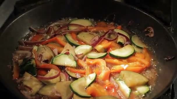 Macro gesneden groenten koken in hete olie op Pan — Stockvideo