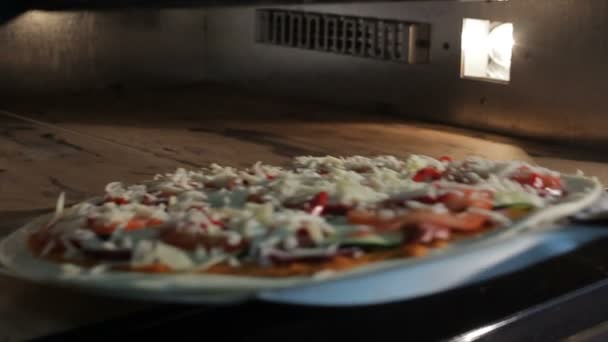 Pessoa de close-up coloca pizza italiana para forno fecha porta — Vídeo de Stock