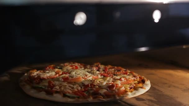 Closeup persoon opent deur haalt Italiaanse Pizza uit de Oven — Stockvideo