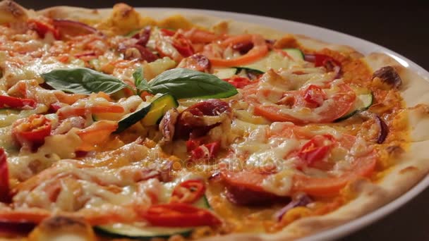Closeup Ιταλική Πίτσα σε λευκό πιάτο με μαύρο πίνακα — Αρχείο Βίντεο