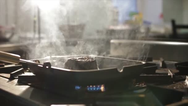Closeup κάμερα κινείται στο εφάπαξ τηγάνισμα κρέατος στο τηγάνι στη σόμπα — Αρχείο Βίντεο