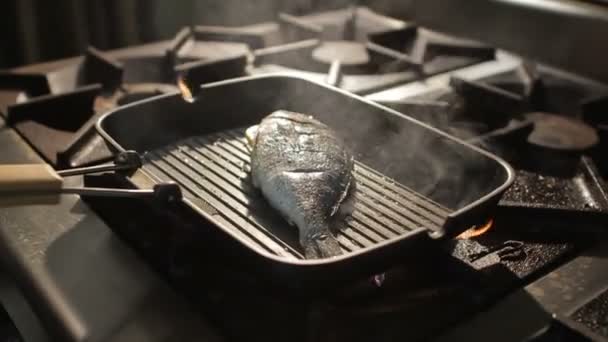 特写鱼 Frys 平底锅在炉子上的蒸汽云上 — 图库视频影像