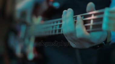 Closeup adam el oynayın gitar çubuk