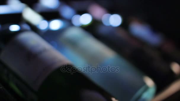 Close up Camera Focus su Quattro Bottiglie di Vino — Video Stock