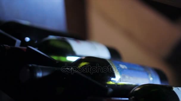Cámara se mueve pasar botellas de vino en el bar — Vídeo de stock