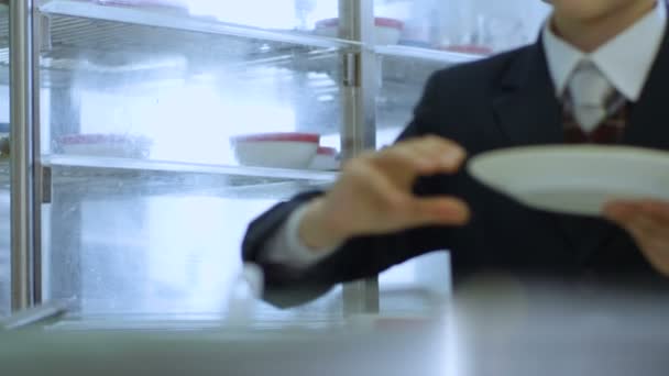 Schoolboy toma placa e coloca mingau de cereal — Vídeo de Stock