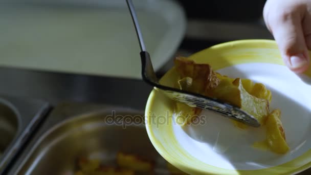 Gyermek Hands tesz sült burgonyát tányérra — Stock videók