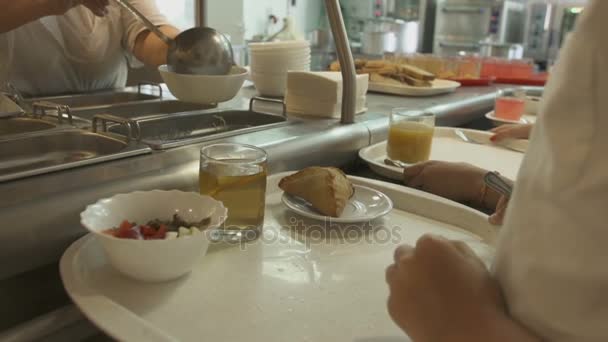 Persona en la cantina toma plato de sopa — Vídeo de stock