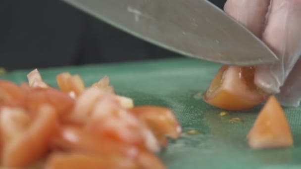 Närbild Cook händer skära tomater av proffesionella kniv — Stockvideo