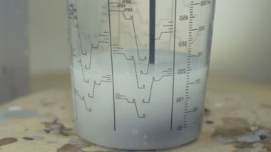 Ölçek sıvı ve karışımları ile closeup boya dökülen